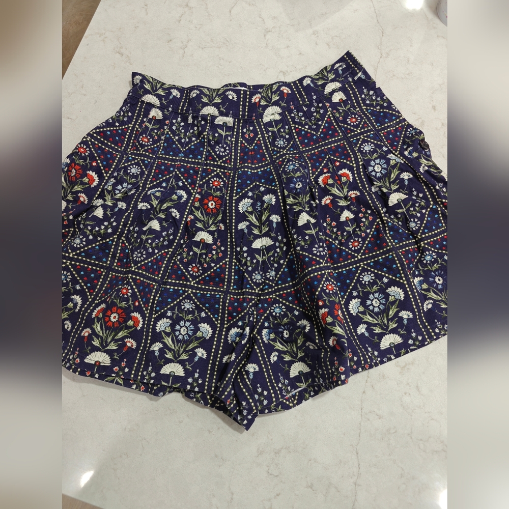 HUNTER BELL Shorts || Size 4 - Picture 2 of 2